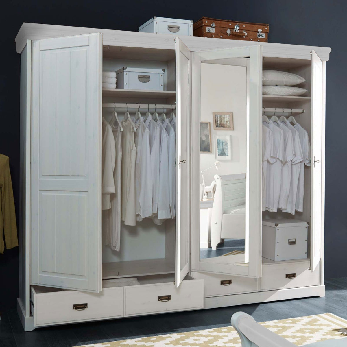Schlafzimmer Set Napoli 4-türiger Kleiderschrank Bett 180x200 u. 2 Nachtkonsolen Pinie Nordica weiss Absetzung weiss gewachst