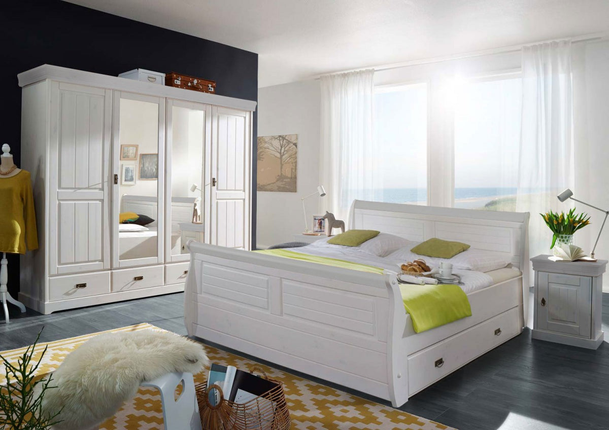 Schlafzimmer Set Napoli 4-türiger Kleiderschrank Bett 180x200 u. 2 Nachtkonsolen Pinie Nordica weiss Absetzung weiss gewachst